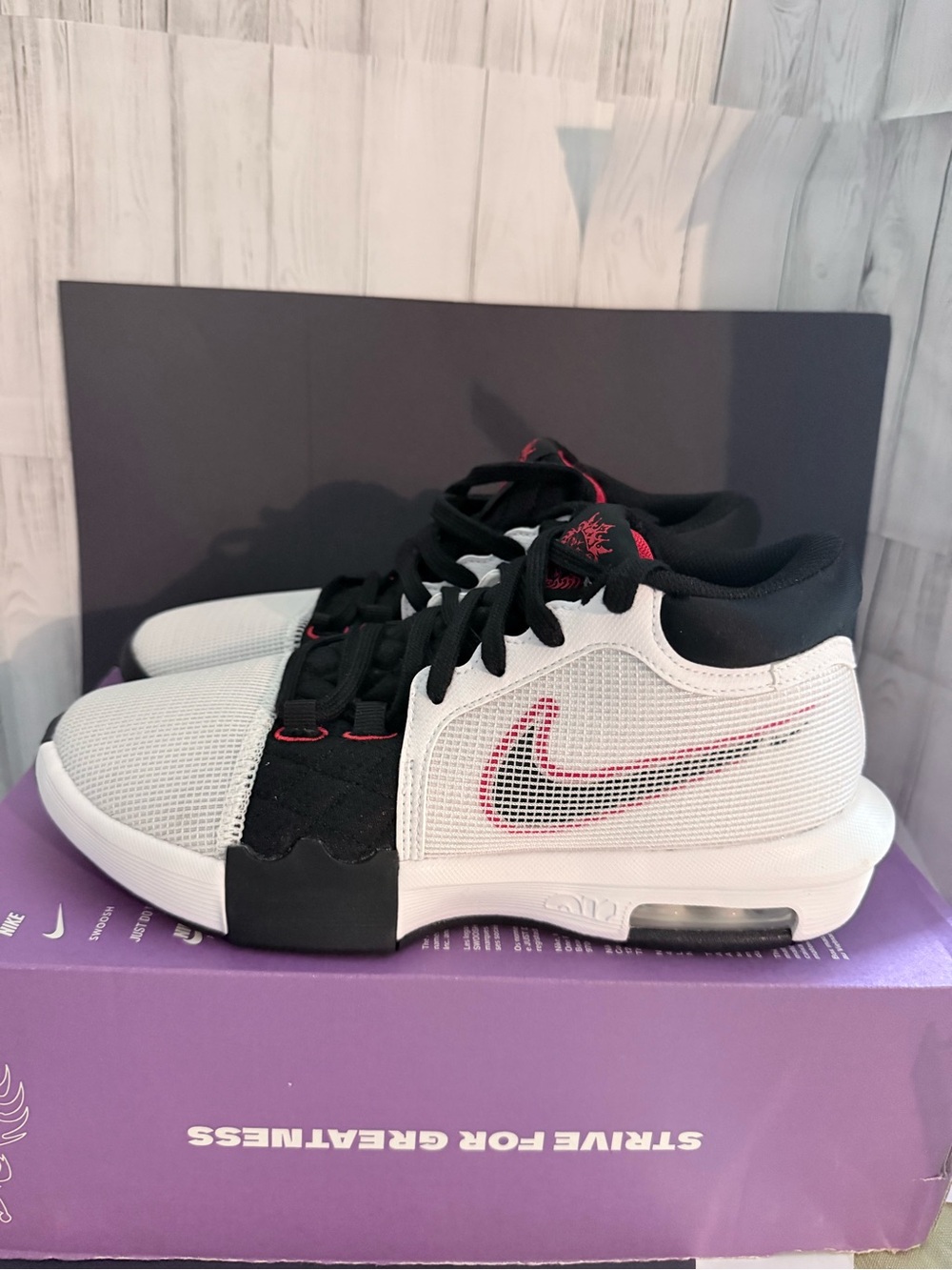 Nike LeBron witness 8